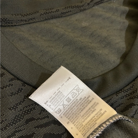 2017-18 Adidas Manchester United Away Kit - Picture 6 of 6